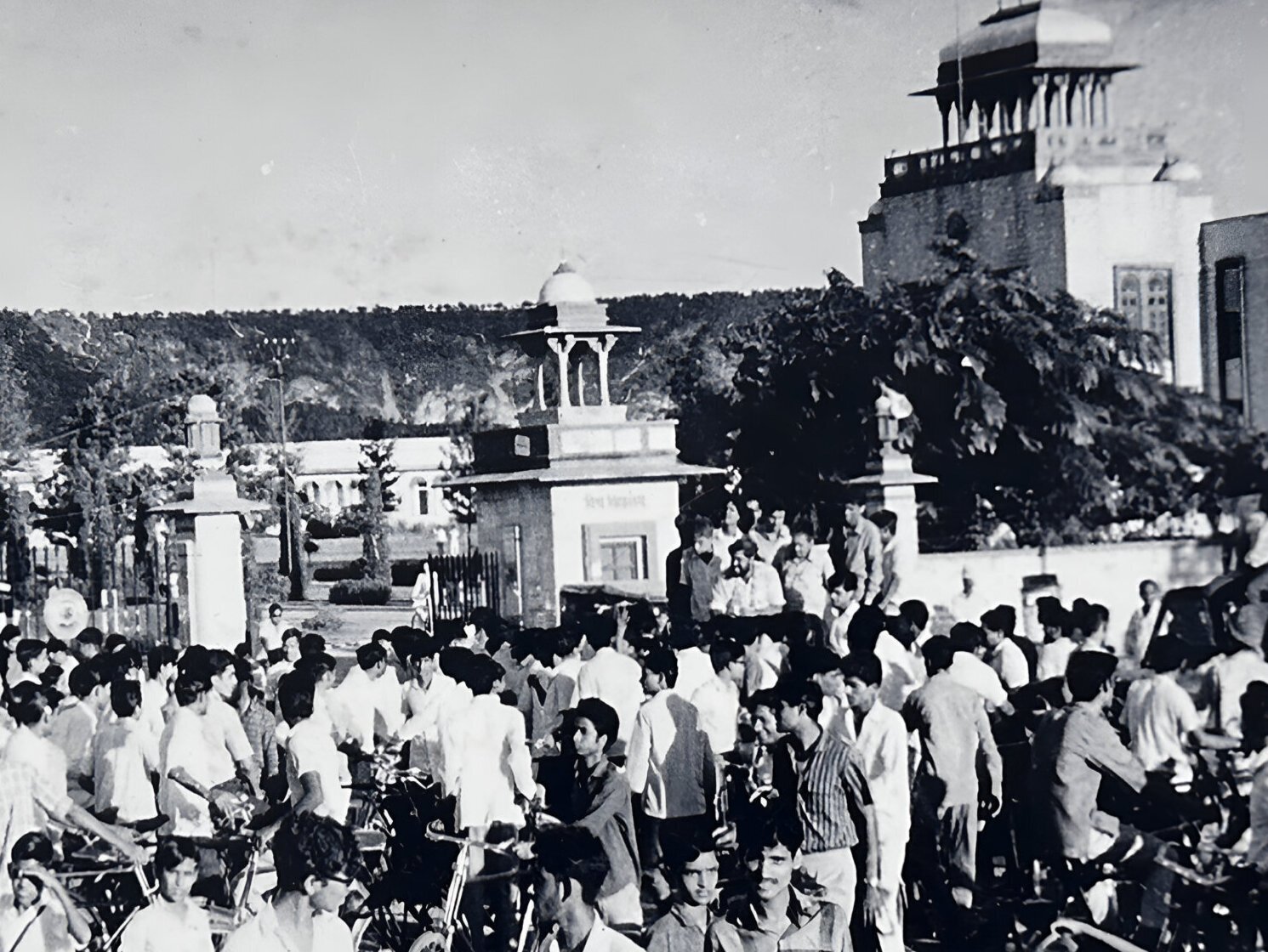 6 34 Students in front of the university campus gate in 1960s